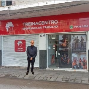 Engenheiro Carlos Wengrover, fundador e diretor da Treinacentro Escola Tecnica, Porto Alegre, RS.