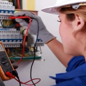 Quem faz o Curso NR 35 Trabalho em Altura, faz também o Curso NR 10 Básico.